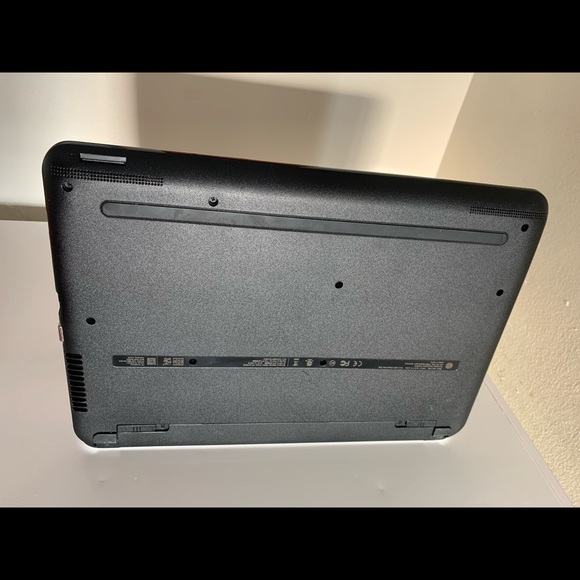 HP, AMD Radeon R2 Graphics, & Made 2017. - Picture 8 of 8